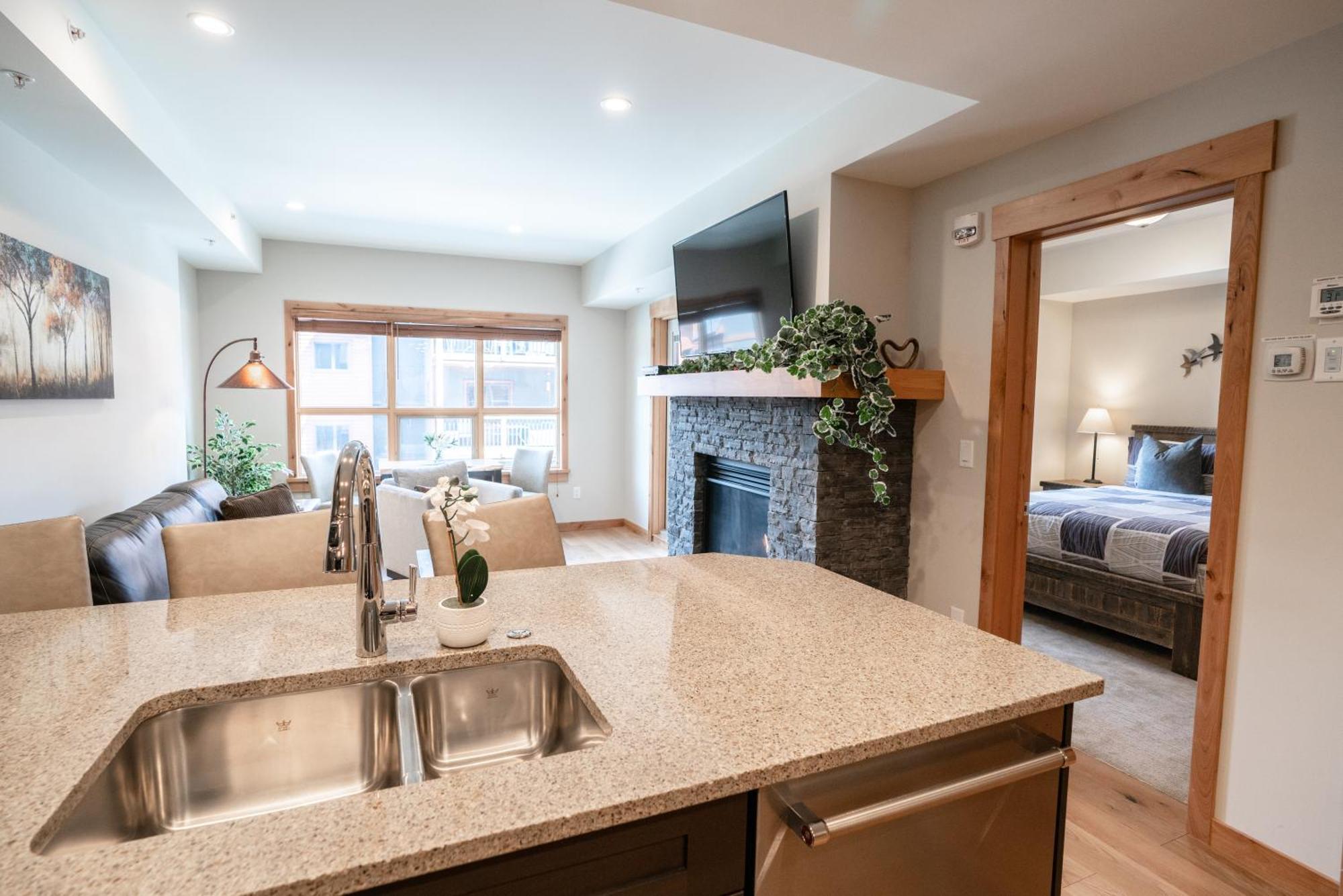 Spring Creek Luxury King One Bedroom At White Spruce Lodge Canmore Exterior photo