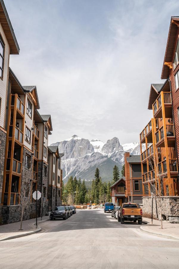 Spring Creek Luxury King One Bedroom At White Spruce Lodge Canmore Exterior photo