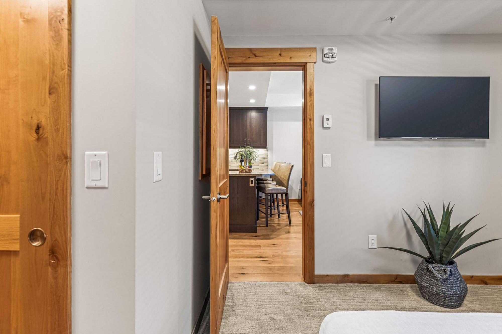 Spring Creek Luxury King One Bedroom At White Spruce Lodge Canmore Exterior photo