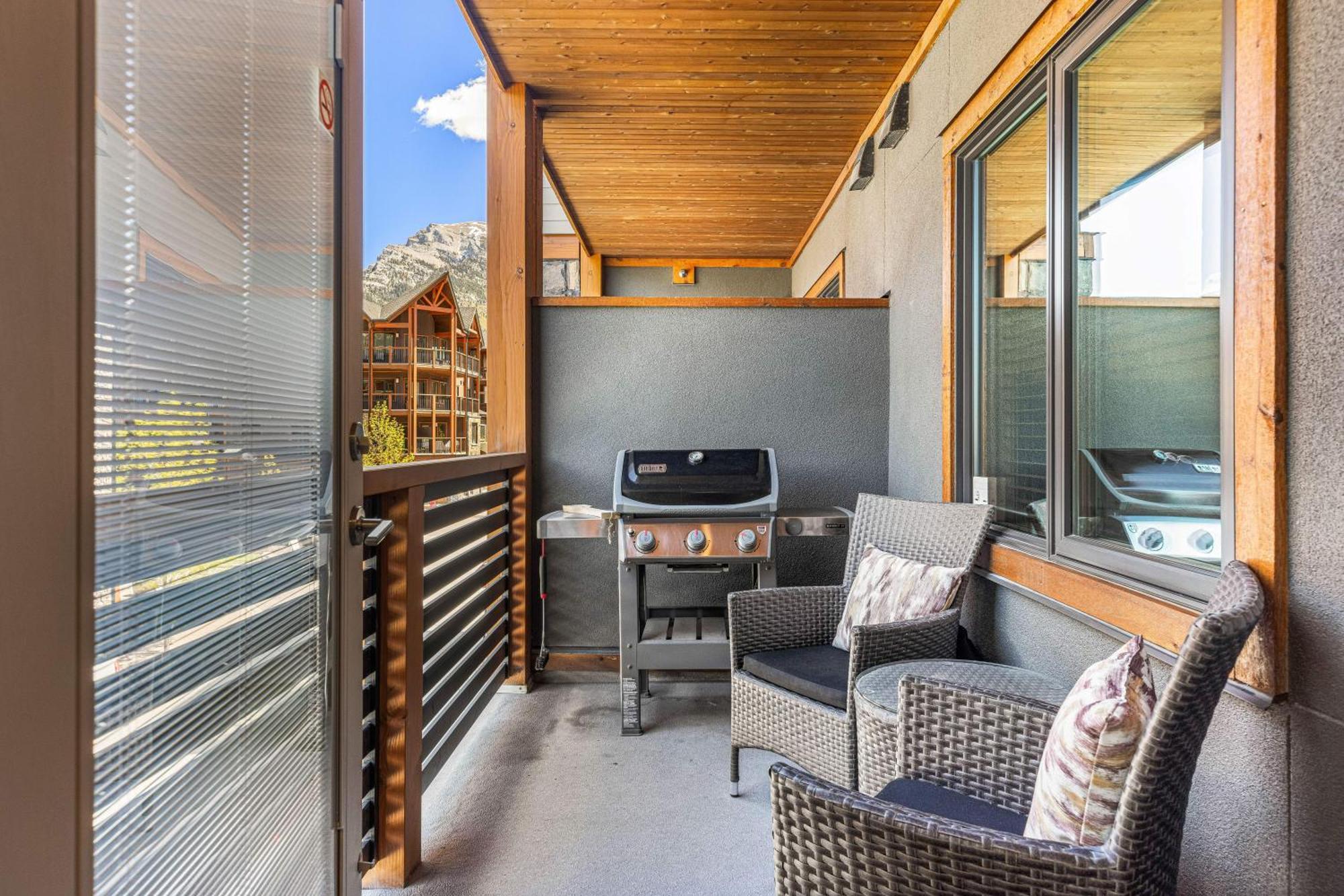 Spring Creek Luxury King One Bedroom At White Spruce Lodge Canmore Exterior photo