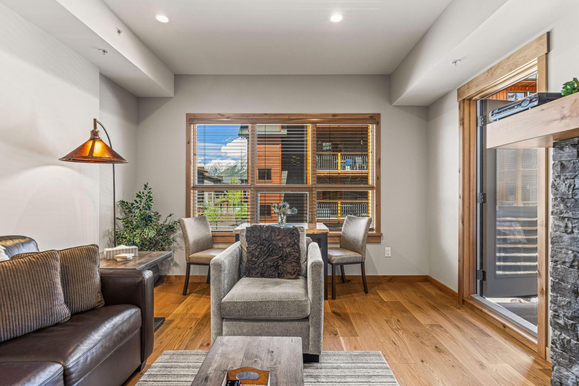 Spring Creek Luxury King One Bedroom At White Spruce Lodge Canmore Exterior photo