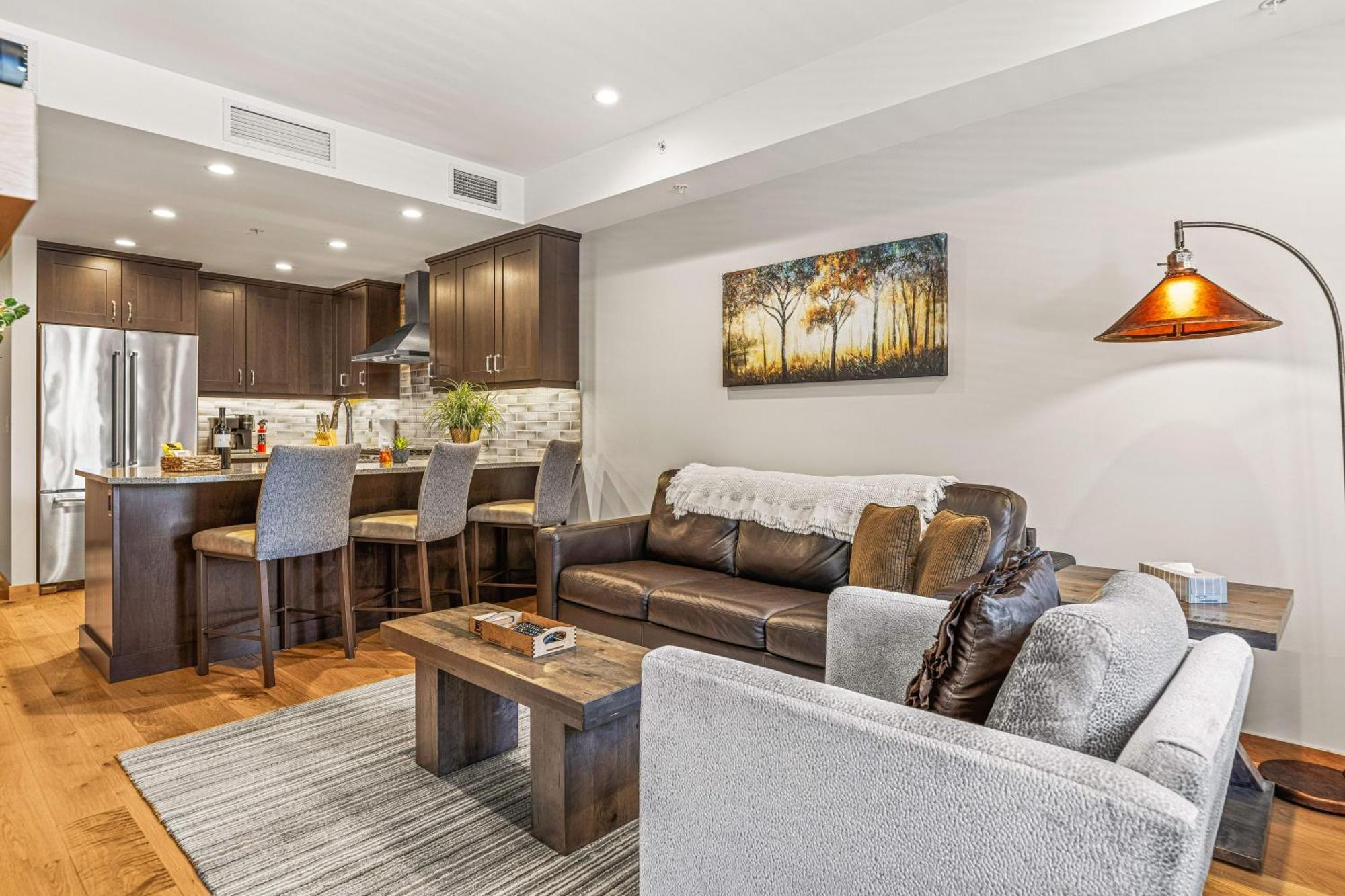 Spring Creek Luxury King One Bedroom At White Spruce Lodge Canmore Exterior photo