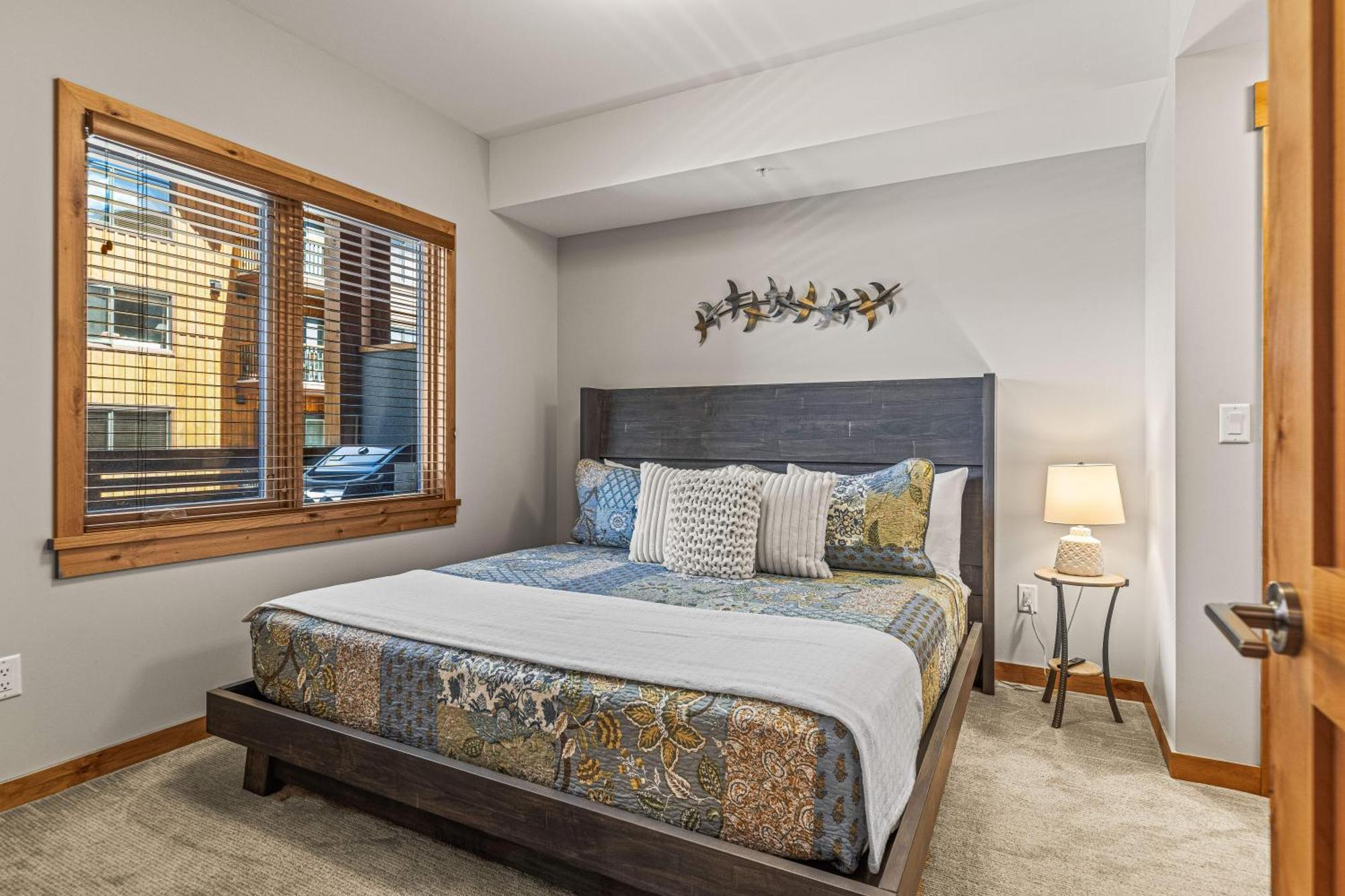 Spring Creek Luxury King One Bedroom At White Spruce Lodge Canmore Exterior photo
