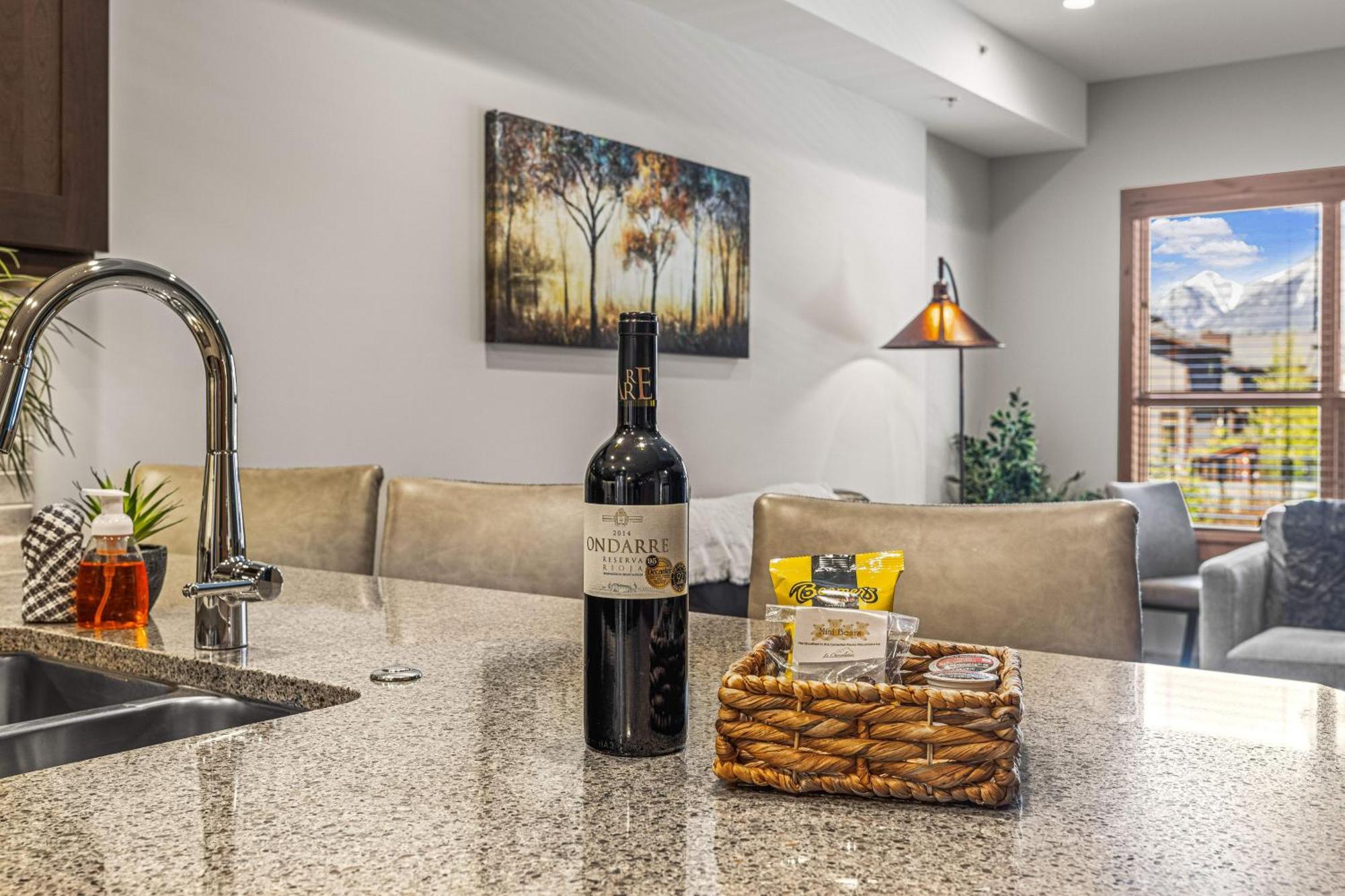 Spring Creek Luxury King One Bedroom At White Spruce Lodge Canmore Exterior photo