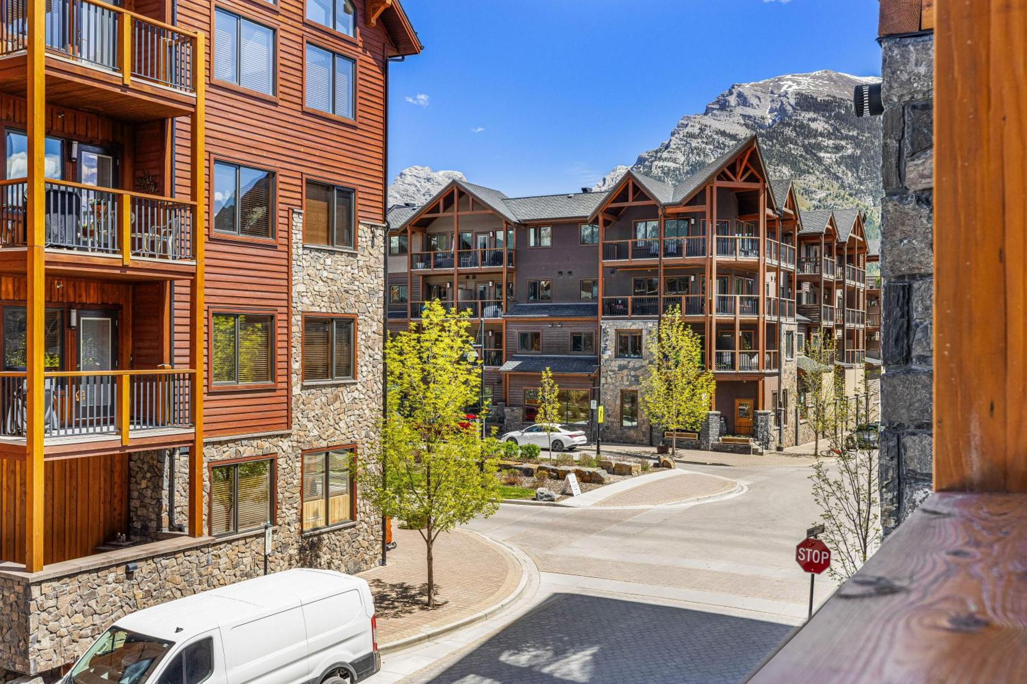Spring Creek Luxury King One Bedroom At White Spruce Lodge Canmore Exterior photo